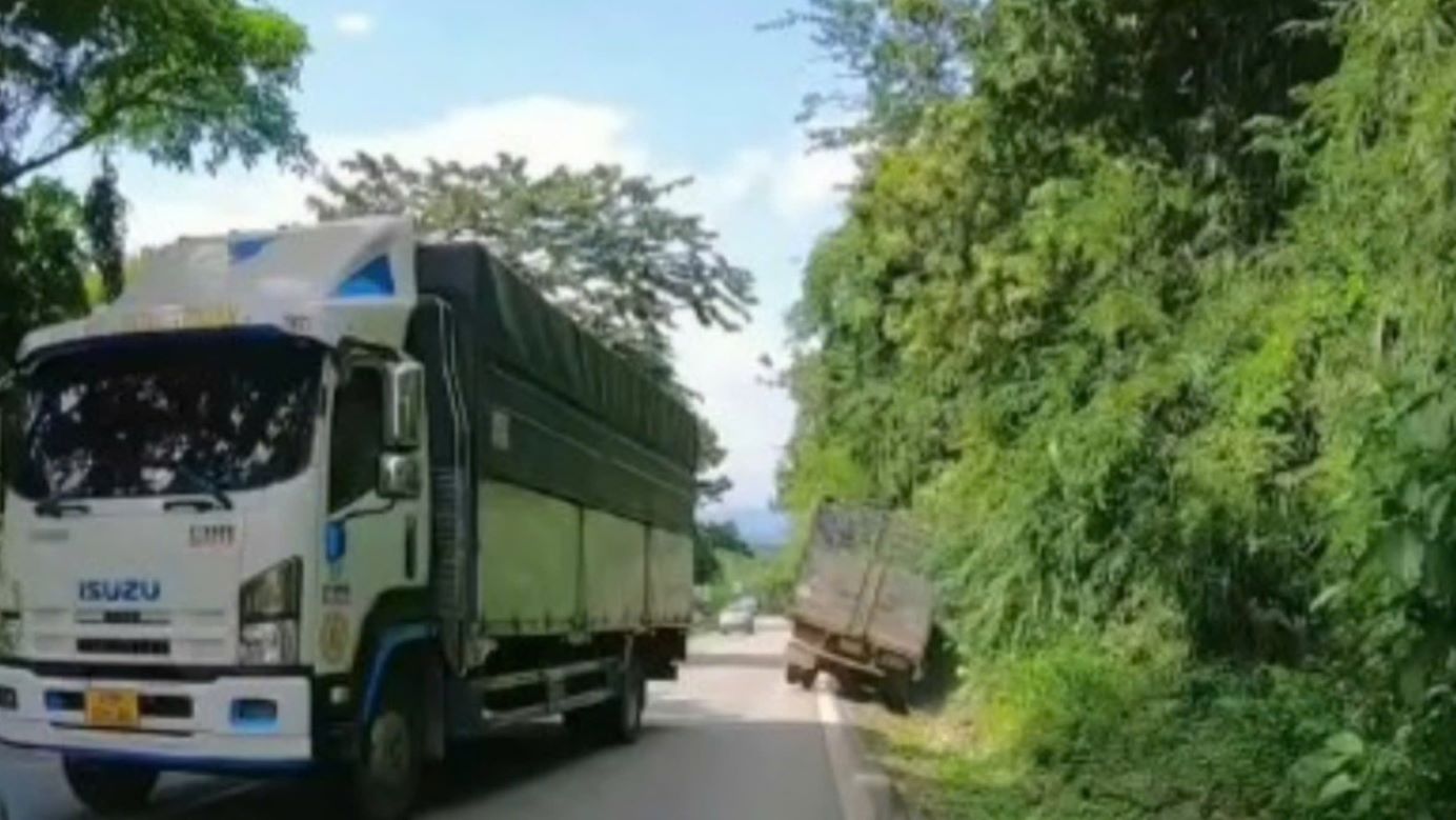 The truck driver recklessly overtook, causing the oncoming vehicle to plunge into the ditch to avoid a collision. Photo: Lam Hong