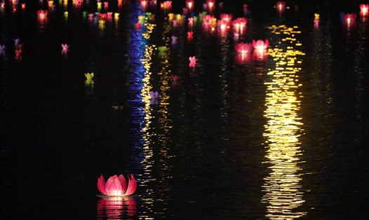 Những chiếc đèn hoa đăng trên sông Đà. Ảnh: Đặng Tình