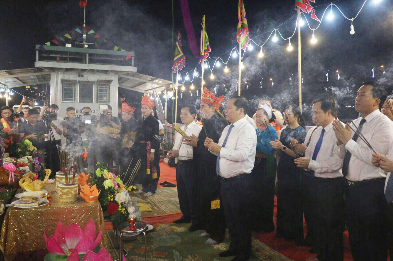 Lanh dao tinh Hoa Binh tai Le 