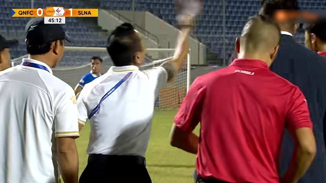 Coach Van Sy Son waved his hand to ask Quang Nam players to stop playing. Photo cut from video