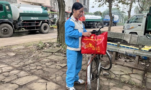 Công nhân lao động môi trường vui mừng khi được LĐLĐ Thành phố Hà Nội hỗ trợ quà Tết Nguyên đán Giáp Thìn 2024. Ảnh: Kiều Vũ