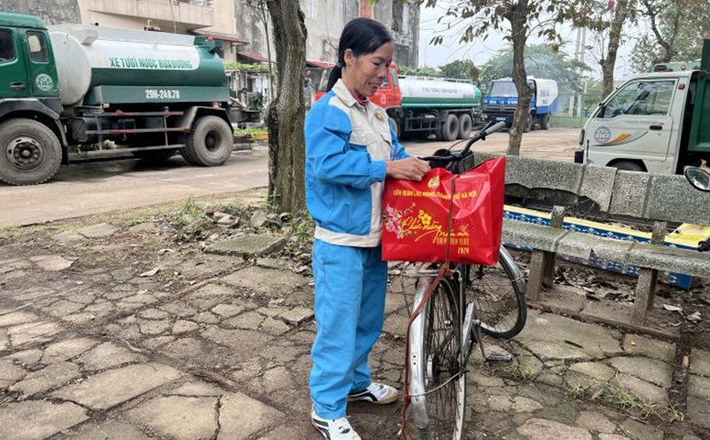 Environmental workers were happy to receive gifts from the Hanoi City Labor Federation for the Lunar New Year 2024. Photo: Kieu Vu