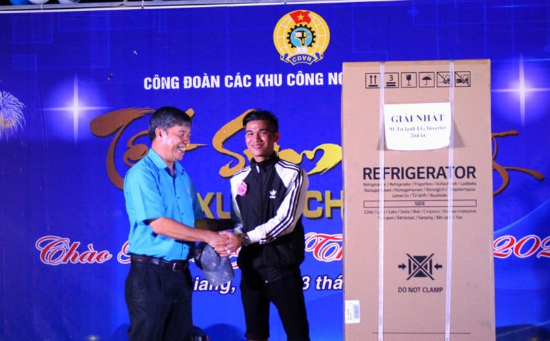 Vice Chairman of An Giang Provincial Federation of Labor Nguyen Huu Giang congratulated union member Tran Thanh Quang on receiving a refrigerator at the Tet Sum Vay event in 2024. Photo: Luc Tung