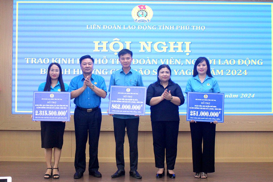 Leaders of the Provincial Party Committee's Mass Mobilization Committee and the Phu Tho Provincial Labor Federation presented symbols of support funds to union members and workers. Photo: Mai Hoa