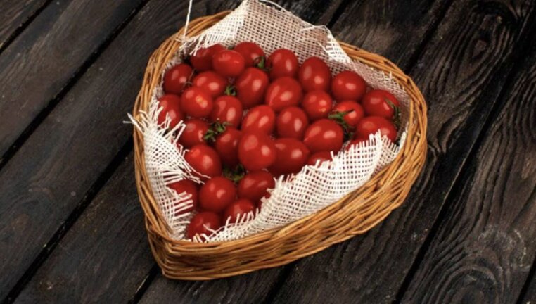 Eating tomatoes helps reduce menstrual cramps. Photo: According to Healthshots