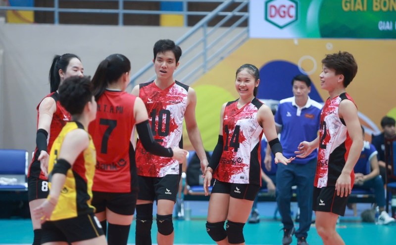 LPB Ninh Binh meets Long Son Thanh Hoa Cement in the 3rd place match of the 2024 National Volleyball Tournament. Photo: Duong Anh