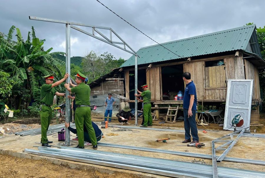 Police forces coordinate with organizations and construction units to build the frame of a house. Photo: Quang Tri Police