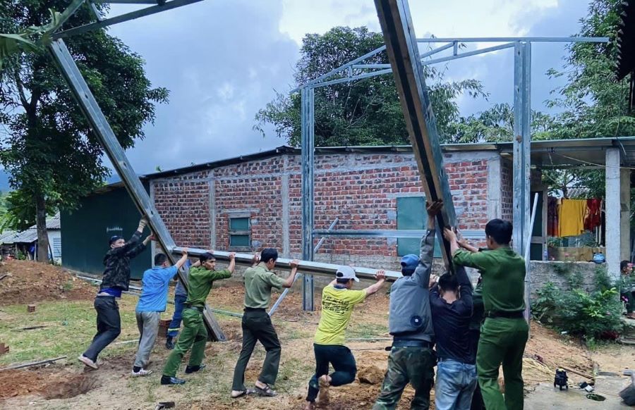 Luc luong cong an ung ho ngay cong, ho tro don vi thi cong day nhanh tien do xay dung nha cho nguoi ngheo. Anh: Cong an Quang Tri.