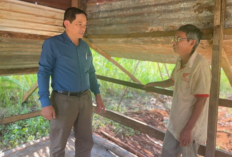 Mr. Vo Ngoc Anh - Acting Chairman of Dak Wer Commune People's Committee inspects the local people's barns before handing over breeding cows. Photo: Bao Trung