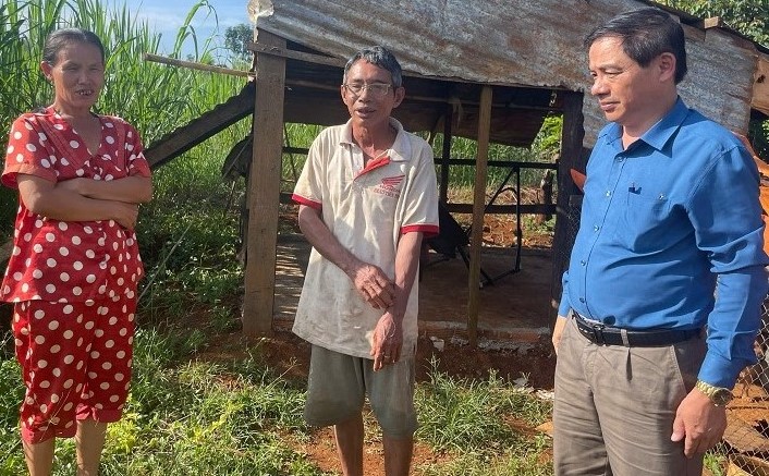 Leaders of Dak Wer Commune People's Committee visited poor households in the area to grasp people's thoughts and aspirations in poverty reduction work. Photo: Bao Trung
