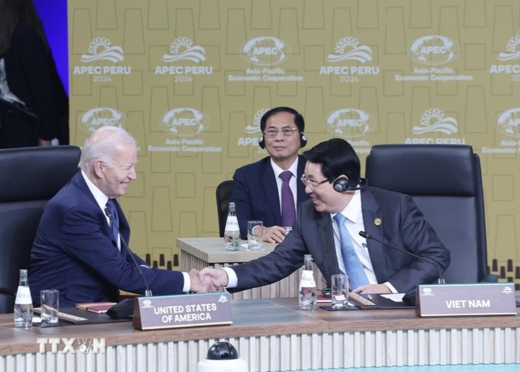President Luong Cuong and US President Joe Biden attend the APEC Leaders' Dialogue with guests. Photo: VNA