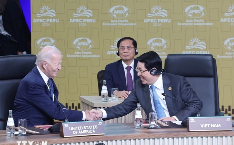 President Luong Cuong and US President Joe Biden attend the APEC Leaders' Dialogue with guests. Photo: VNA