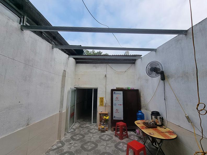The landlord suddenly demanded a rent increase that was contrary to the contract and removed the roof, and the blind massage parlor at 38 Luong The Vinh was at risk of closing. Photo: Quang Dai