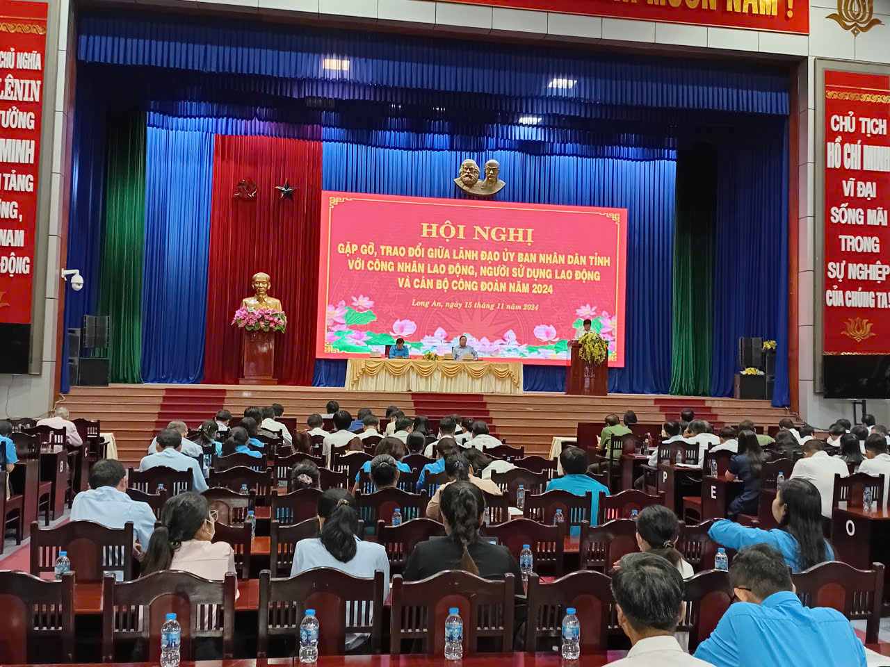 300 employees, employers, and union officials attended the meeting. Photo: Ky Quan