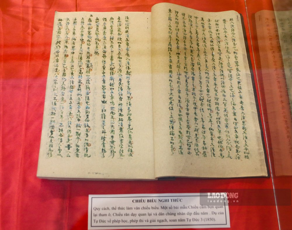 Tang Tho Lau hien dang luu tru tu lieu thanh van, tu lieu video va tu lieu hinh anh. Ve tu lieu thanh van co hon 70.000 dau sach va tu lieu, thuoc nhieu the loai va dang thuc khac nhau, nhu: sach Han Nom, thu tich co, cac cong trinh bien khao ve nha Nguyen, sach my thuat, kien truc, van hoa, Phat giao, ton giao, tin nguong, ngon ngu hoc, ban do… 