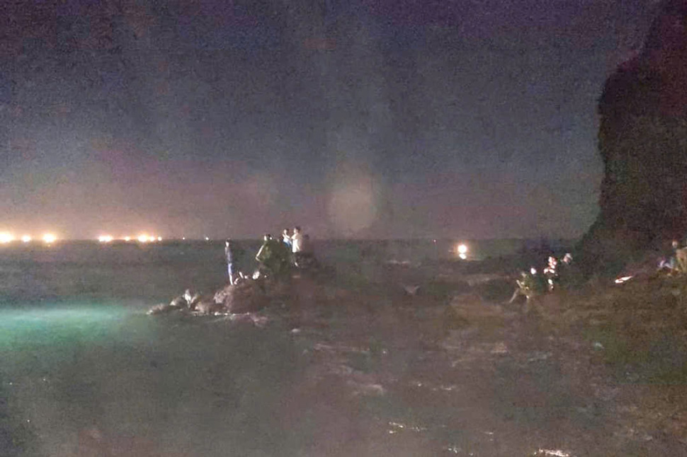 Authorities of Tuy An district (Phu Yen) and many people search for a male student who went missing while swimming in the sea. Photo: Minh Hang