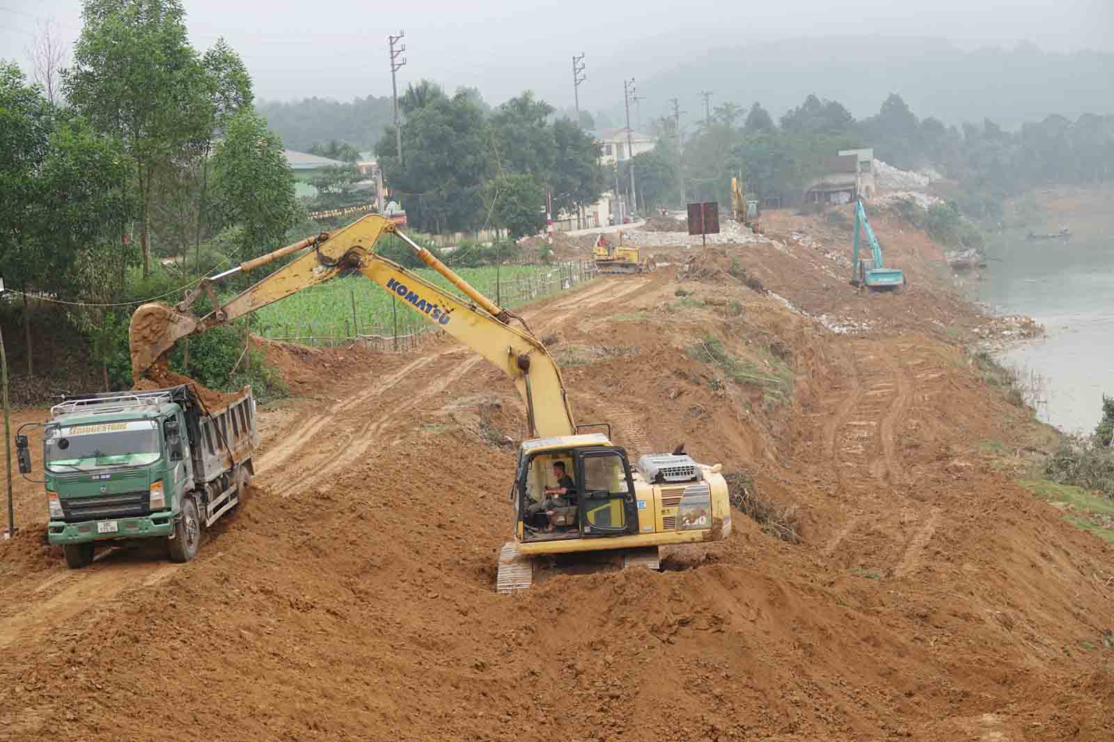 The Ngan Sau River embankment project through Ha Linh commune is being focused on speeding up construction progress. Photo: Tran Tuan