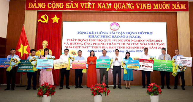 Cac don vi chung tay ung ho chuong trinh xoa nha tam, nha dot nat tai Khanh Hoa. Anh: Phuong Linh