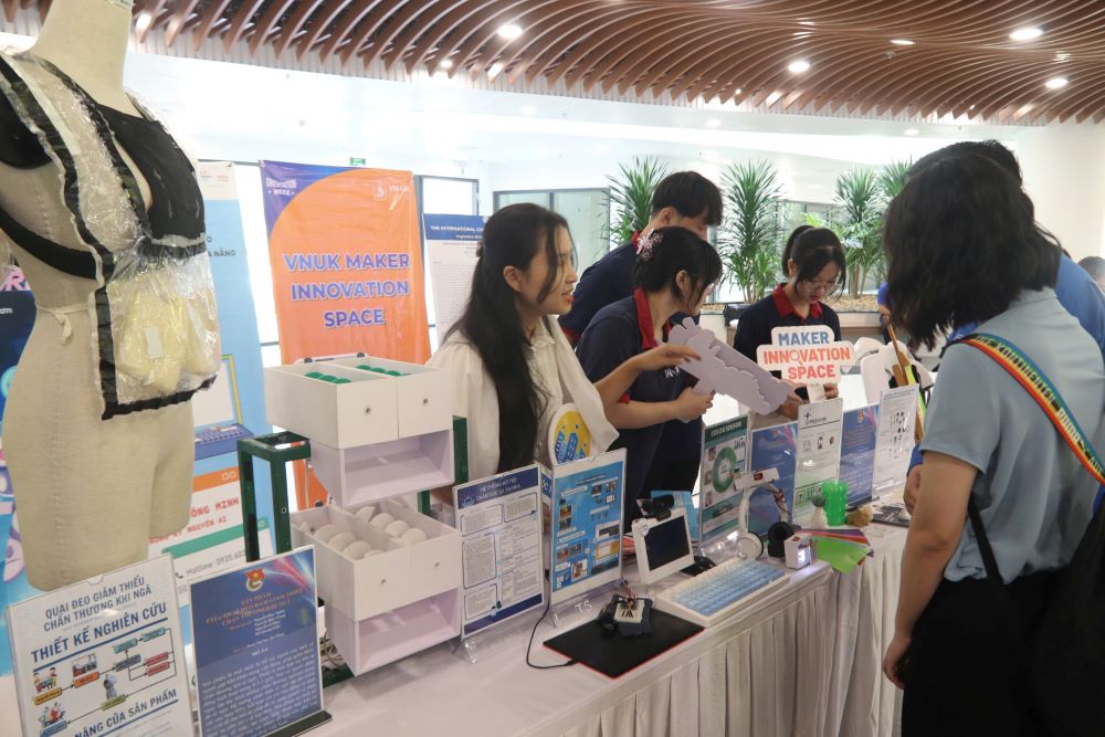 Da Nang students design straps to reduce injuries when falling. Photo: Tran Thi