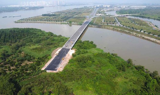 Dự án cầu Vàm Cát Sứt (Đồng Nai) đã cơ bản hoàn thành nhưng phía đường dẫn để kết nối ra cao tốc TPHCM - Long Thành - Dầu Giây vẫn cỏ mọc um tùm. Ảnh: HAC