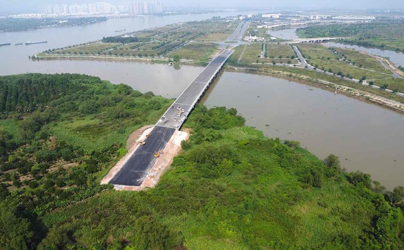 The Vam Cat Sut bridge project (Dong Nai) has been basically completed, but the approach road connecting to the Ho Chi Minh City - Long Thanh - Dau Giay expressway is still overgrown with grass. Photo: HAC