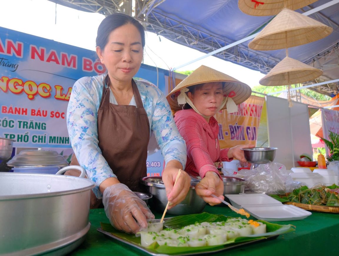 Nghệ nhân Huỳnh Ngọc Lan đã làm sống lại món bánh bầu của người dân Sóc Trăng. Ảnh: Mỷ Ly