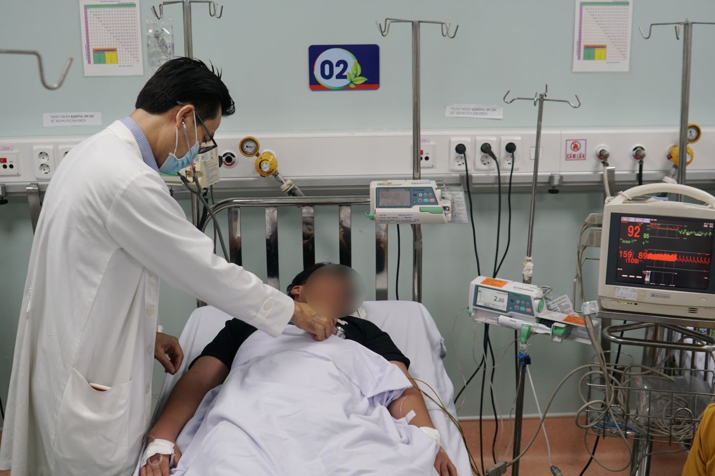 Child hospitalized for dengue shock. Photo: Thanh Chan