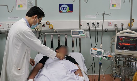 Bệnh nhi nhập viện vì sốc sốt xuất huyết. Ảnh: Thanh Chân