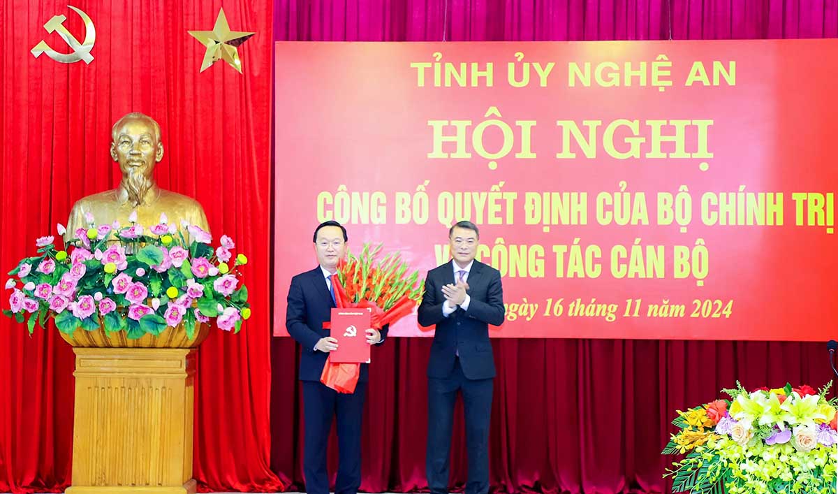 Mr. Le Minh Hung - Politburo member, Secretary of the Party Central Committee, Head of the Central Organizing Committee - presented flowers to congratulate Mr. Nguyen Duc Trung - Secretary of the Provincial Party Committee, Chairman of the People's Committee of Nghe An province. Photo: Pham Bang