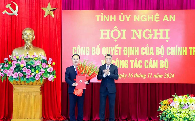 Mr. Le Minh Hung - Politburo member, Secretary of the Party Central Committee, Head of the Central Organizing Committee - presented flowers to congratulate Mr. Nguyen Duc Trung - Secretary of the Provincial Party Committee, Chairman of the People's Committee of Nghe An province. Photo: Pham Bang