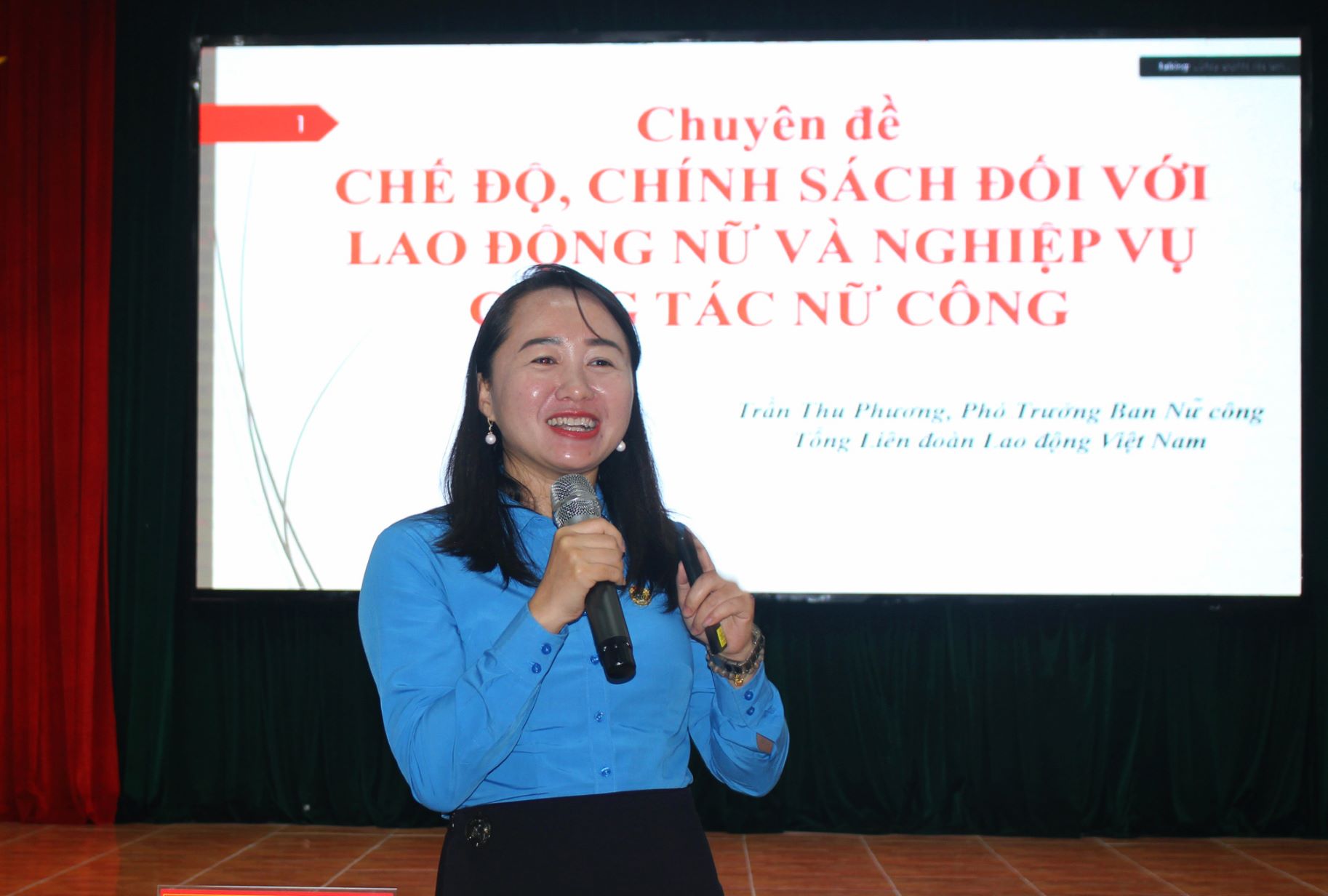 Ba Tran Thu Phuong - Pho Truong Ban Nu cong Tong LDLD Viet Nam tap huan ve hoat dong Nu cong o co so... Anh: Lam Dien