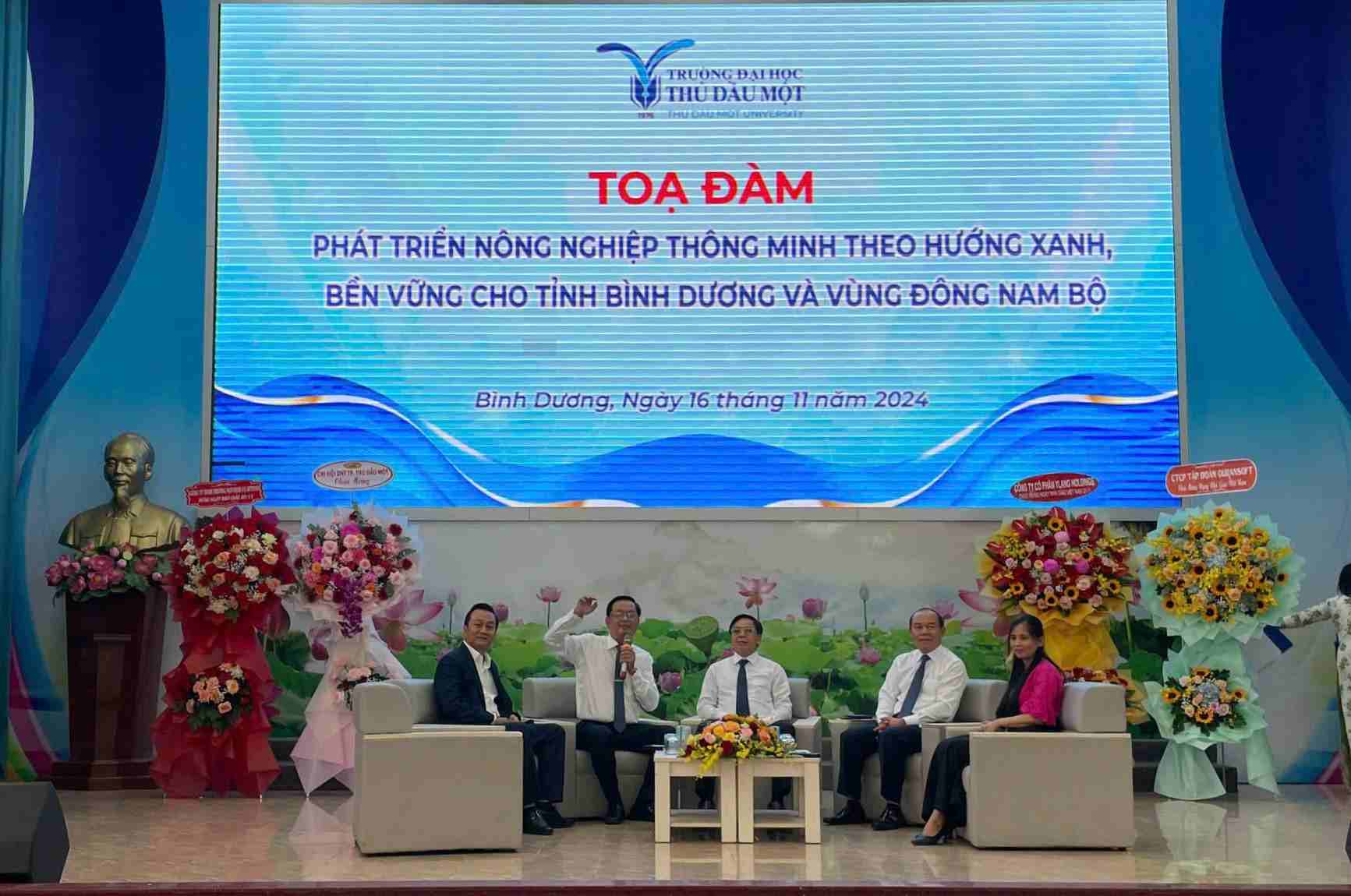 Dai bieu trao doi tai toa dam. Anh: Duong Binh