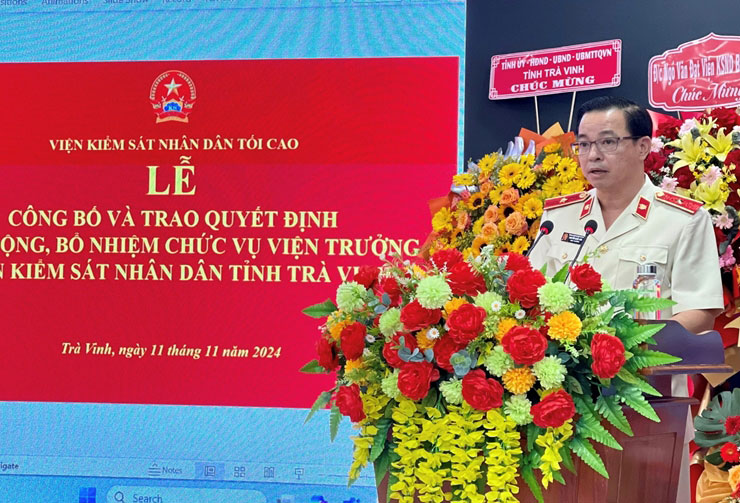 New Chief Prosecutor of Tra Vinh Provincial People's Procuracy Nguyen Quoc Han speaks upon receiving the appointment decision. Photo: Tra Vinh Provincial People's Procuracy