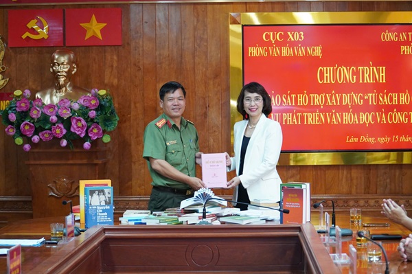 The Library Department has coordinated to donate more than 600 books to the Lam Dong Provincial Police Library. Photo: Pham Quang