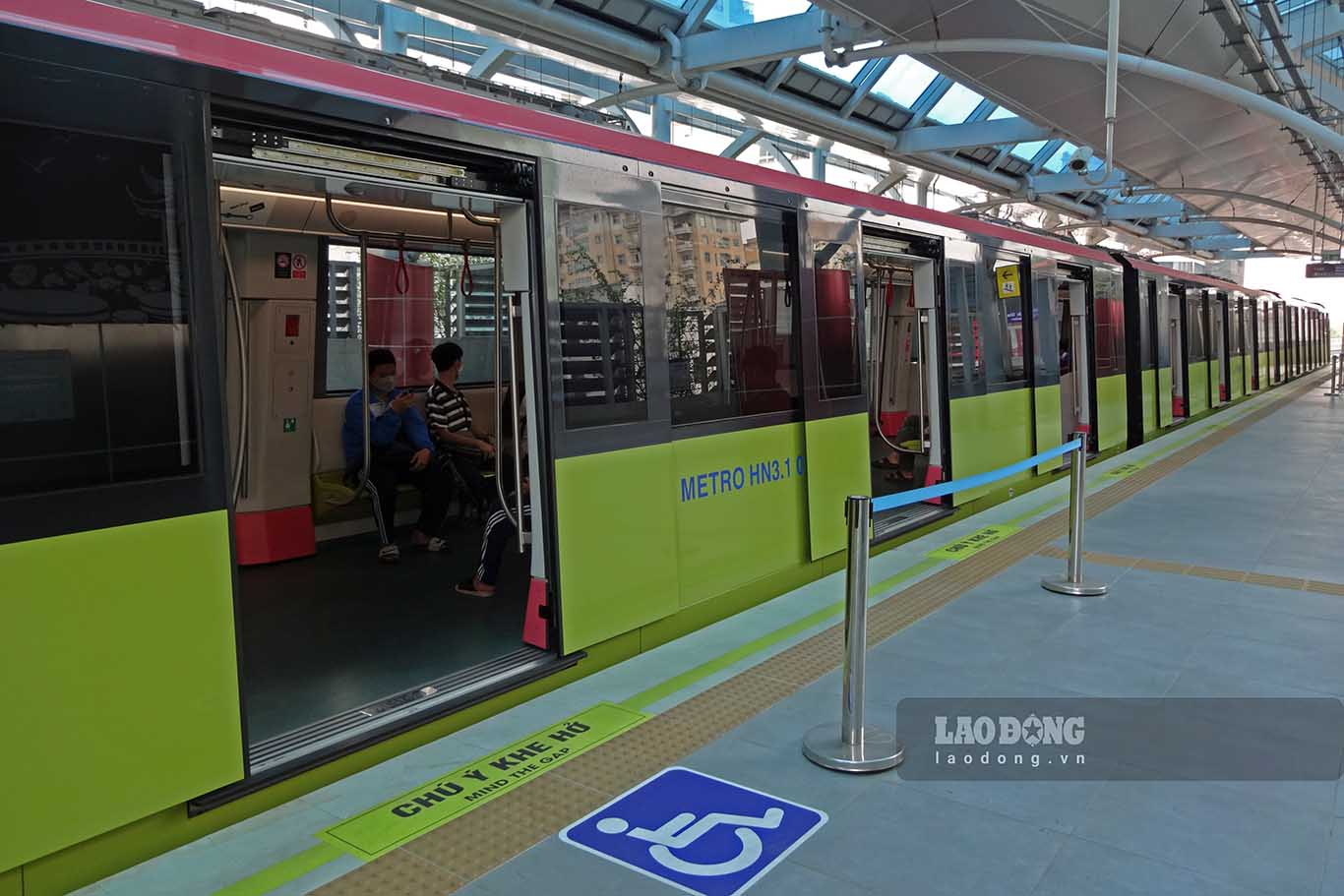 Ghi nhan cua PV trong sang 16.11, luong khach di tau metro Nhon - Cau Giay khong qua dong duc.