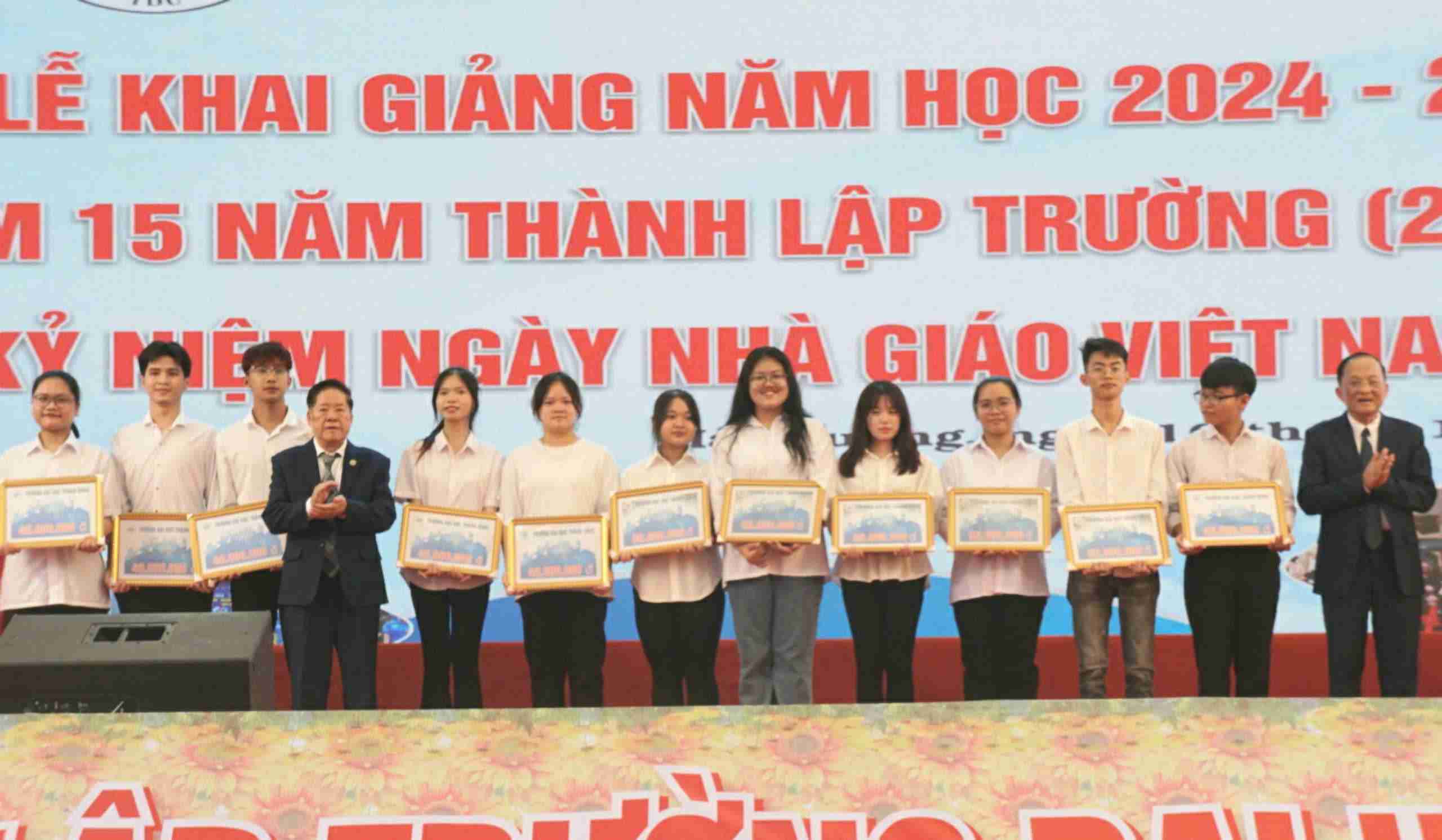 Truong Dai hoc Thanh Dong trao 270 suat hoc bong cho sinh vien. Anh: Cong Hoa