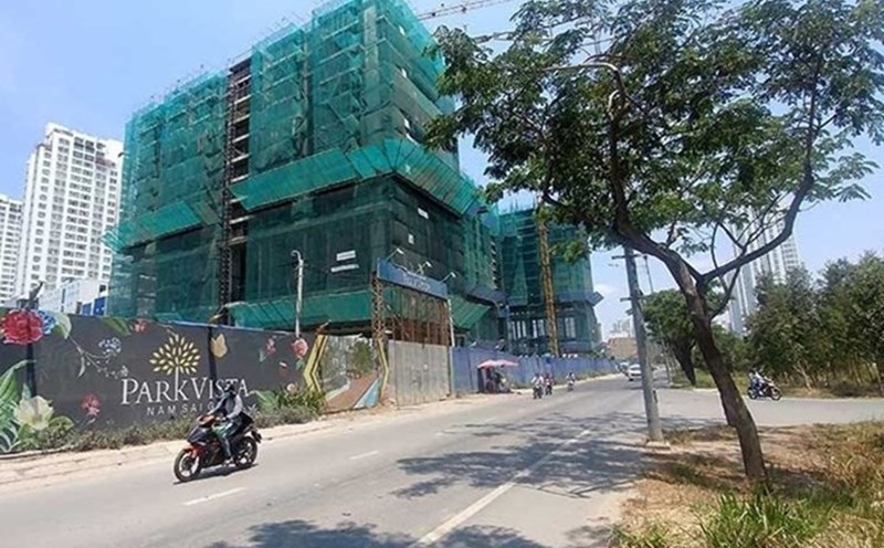 The Park Vista real estate project has stopped construction since mid-2019, and so far there are no signs of "revival". Photo: Bao Chuong