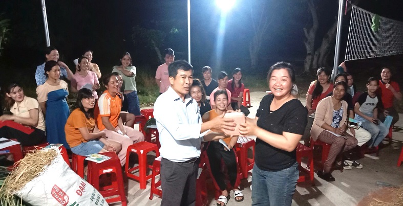 A group of students in a remote area of ​​Dak Lak province learn agricultural skills at night. Photo: Bao Trung