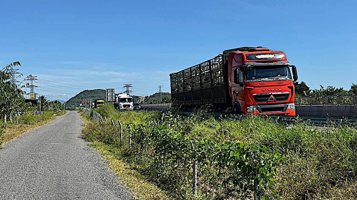 Oto dung do ven cao toc Vinh Hao - Phan Thiet tai km202 de vao quan nuoc tu phat ven cao toc. Anh: Duy Tuan 