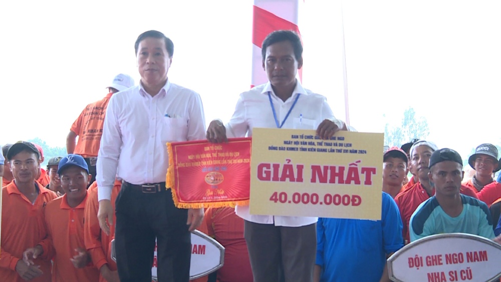 The boat team of Cay Trom pagoda, Giong Rieng district won first prize in the men's 1,200m race. Photo: Xuan Nhi