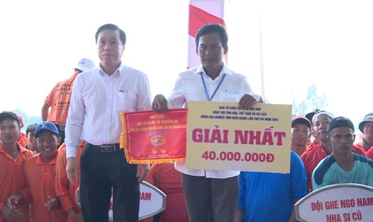 Đội ghe ngo chùa Cây Trôm huyện Giồng Riềng đạt giải nhất ở cự ly 1.200m nam. Ảnh: Xuân Nhi