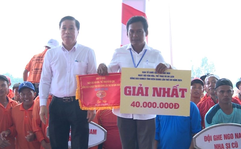 The boat team of Cay Trom pagoda, Giong Rieng district won first prize in the men's 1,200m race. Photo: Xuan Nhi