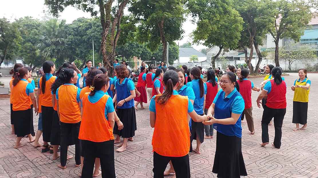 Cac dai bieu va nu doan vien, hoi vien phu nu tham gia giao luu van nghe. Anh: Thuy Hang