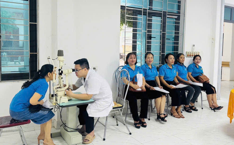 200 female union members of Anh Son district received free legal advice and health check-ups. Photo: Thuy Hang