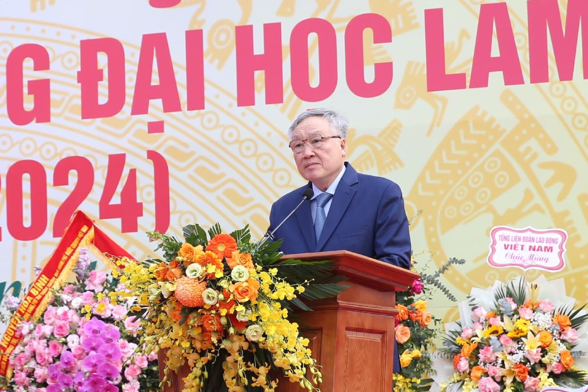 Permanent Deputy Prime Minister Nguyen Hoa Binh attended the 60th Anniversary of the Establishment of the Forestry University. Photo: Pham Dong