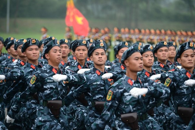 Officers and professional soldiers who complete their missions excellently are rewarded 8 times the basic salary. Photo: Tran Vuong