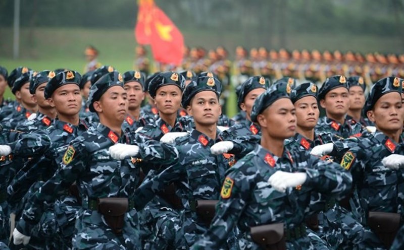 Officers and professional soldiers who complete their missions excellently are rewarded 8 times the basic salary. Photo: Tran Vuong