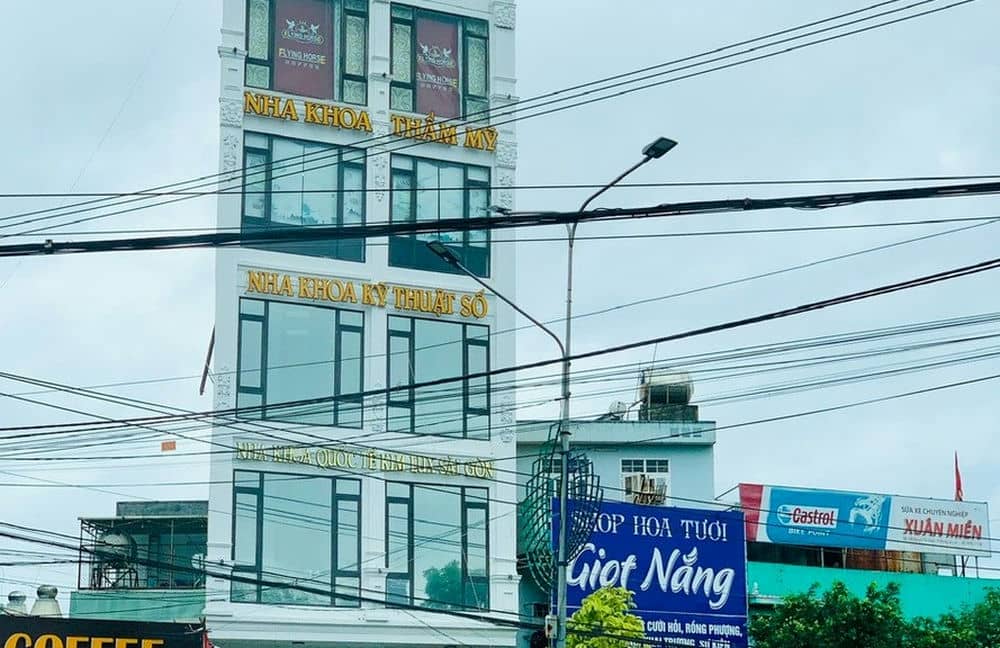 Dental clinic at 09C Nguyen Tat Thanh was fined for violations. Photo: Thanh Tuan