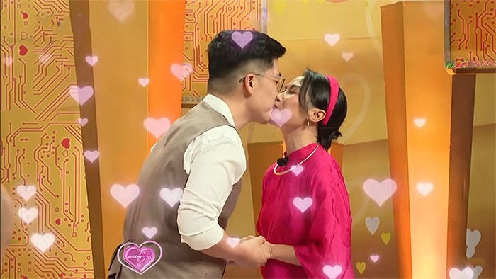 Teacher Nguyet Anh and her husband at the show "Newlyweds". Photo: Producer.