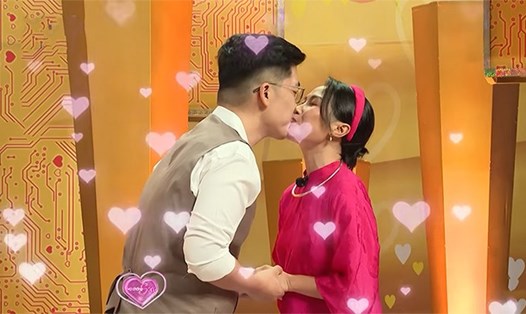 Cặp vợ chồng cô giáo Nguyệt Anh tại chương trình "Vợ chồng son". Ảnh: Nhà sản xuất.